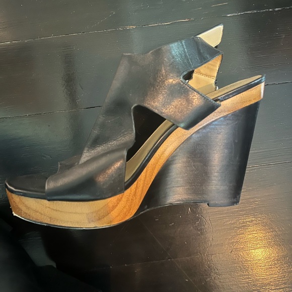 Micheal Kors Women’s Wedge Heel Black Leather upper Wood Heel size 9 EUC - Picture 3 of 4